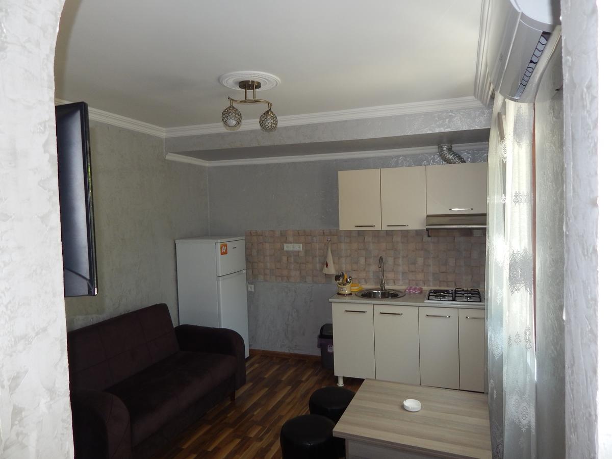 Guest House On Angisa Batumi Exterior foto
